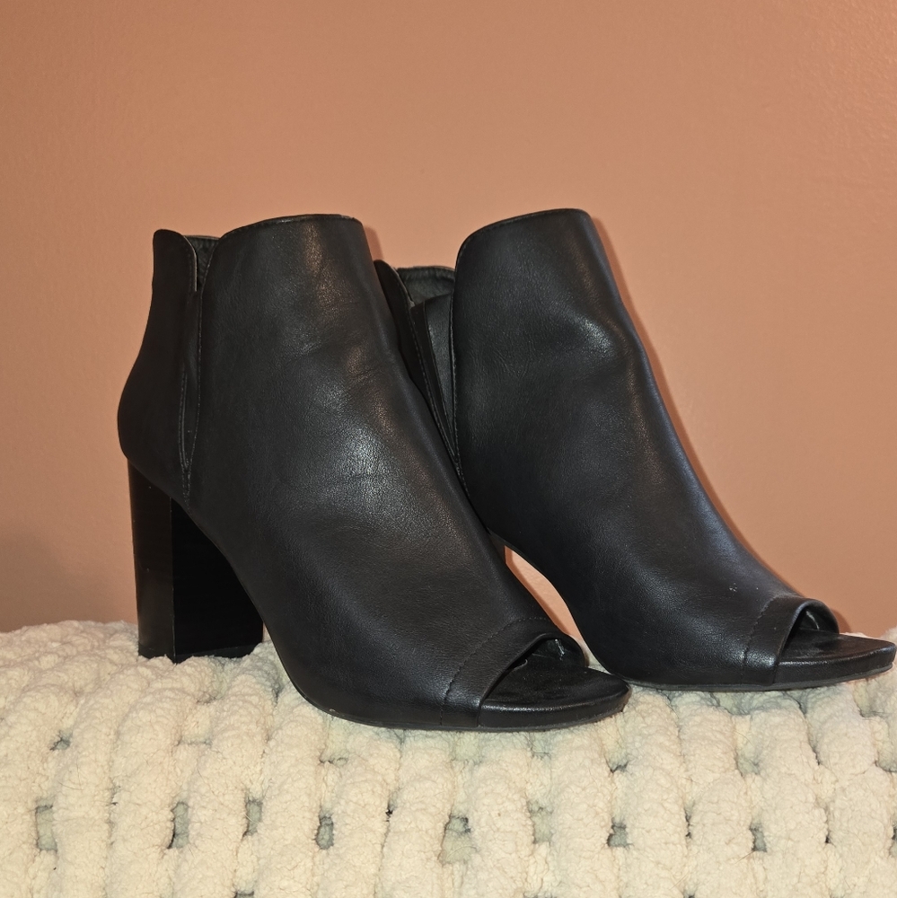Madden Girl Black Wedge Shoes Sleek Design